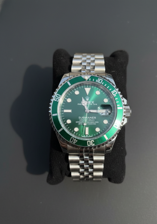 ⌚ Rolex Submariner – Green Bezel Automatic Diver’s Watch 🌊